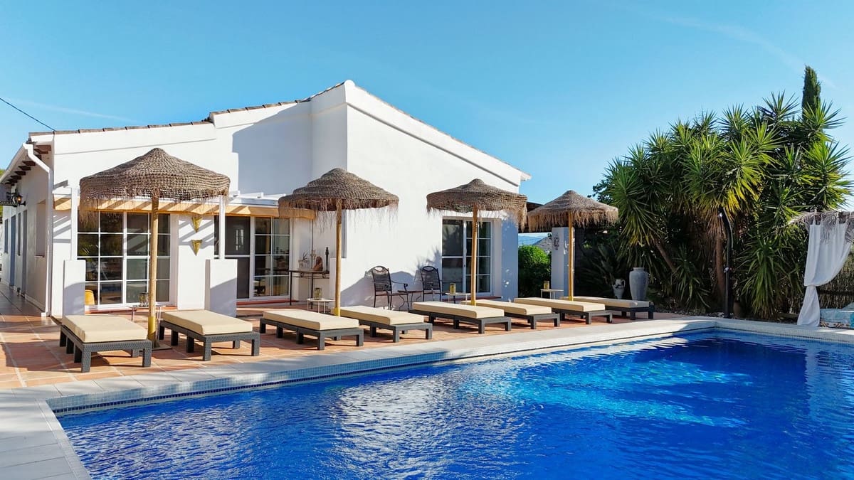 4 bedroom Villa for sale in Alhaurin el Grande with pool - € 750,000 (Ref: 9480258)