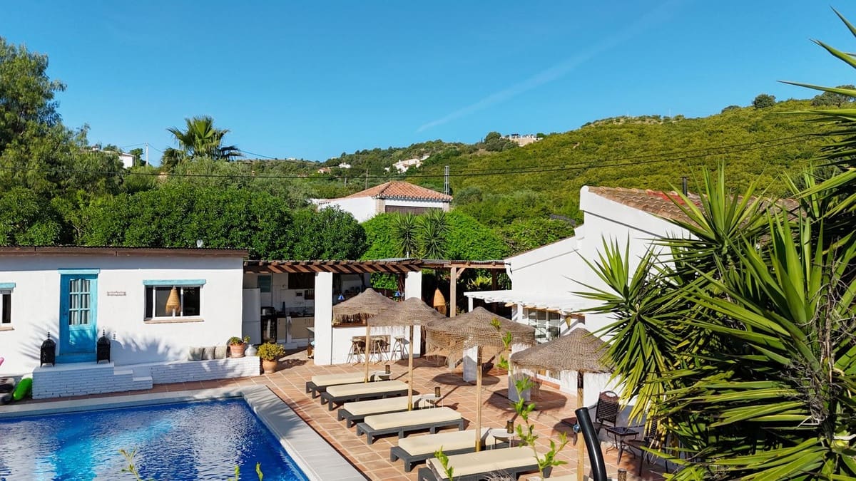 4 bedroom Villa for sale in Alhaurin el Grande with pool - € 750,000 (Ref: 9480258)