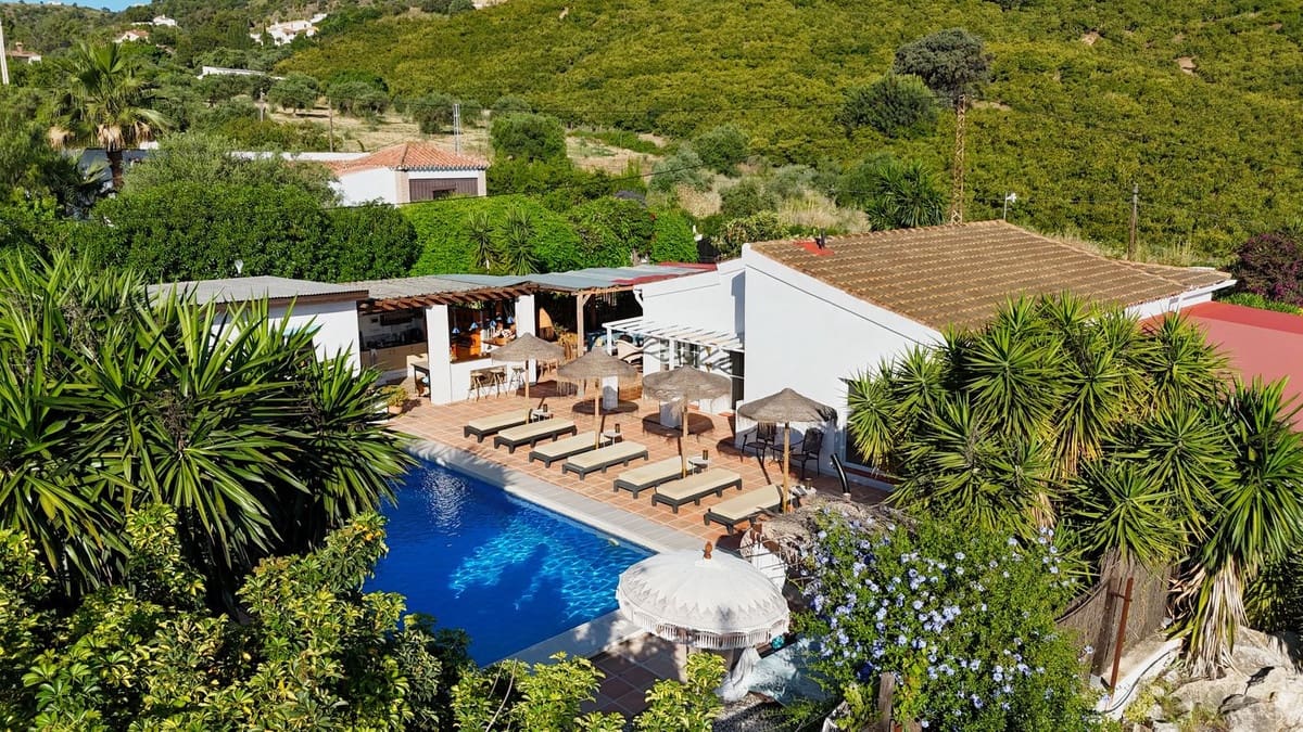 4 bedroom Villa for sale in Alhaurin el Grande with pool - € 750,000 (Ref: 9480258)