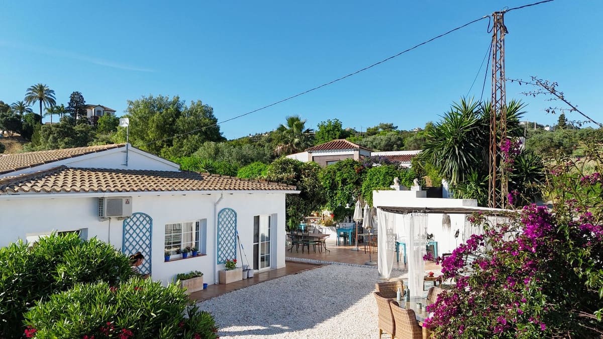 4 bedroom Villa for sale in Alhaurin el Grande with pool - € 750,000 (Ref: 9480258)