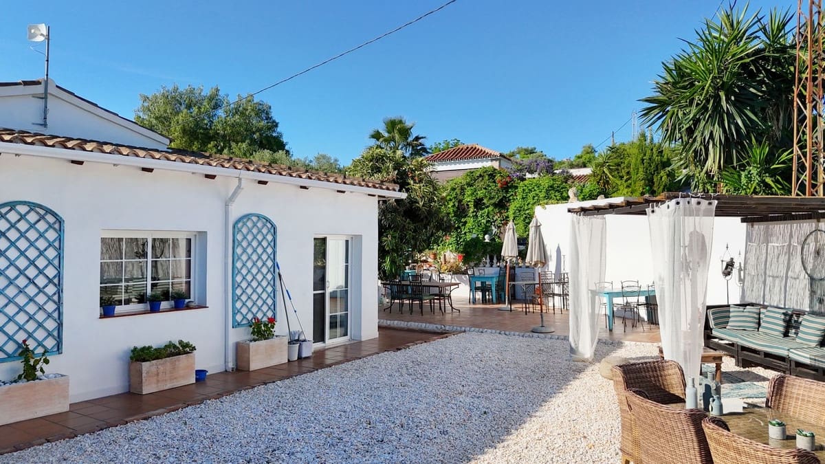 4 bedroom Villa for sale in Alhaurin el Grande with pool - € 750,000 (Ref: 9480258)