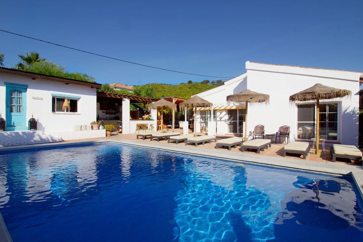 4 bedroom Villa for sale in Alhaurin el Grande with pool - € 750,000 (Ref: 9480258)