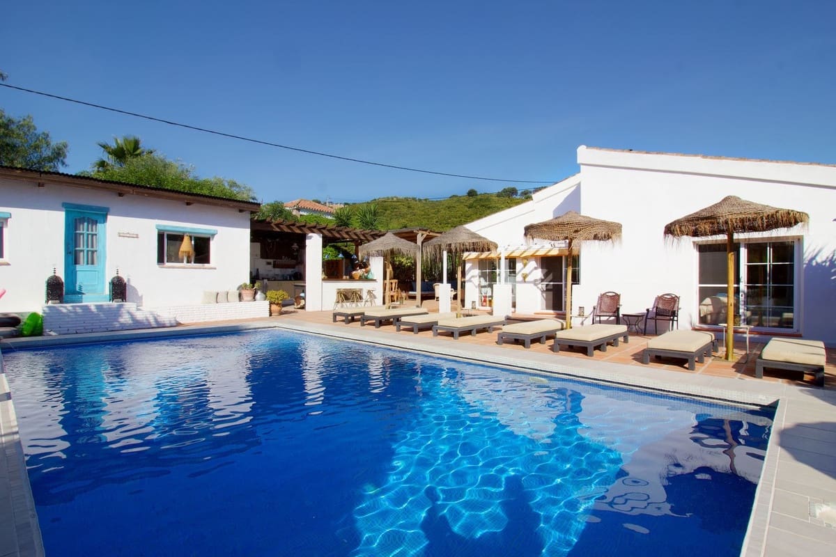4 bedroom Villa for sale in Alhaurin el Grande with pool - € 750,000 (Ref: 9480258)