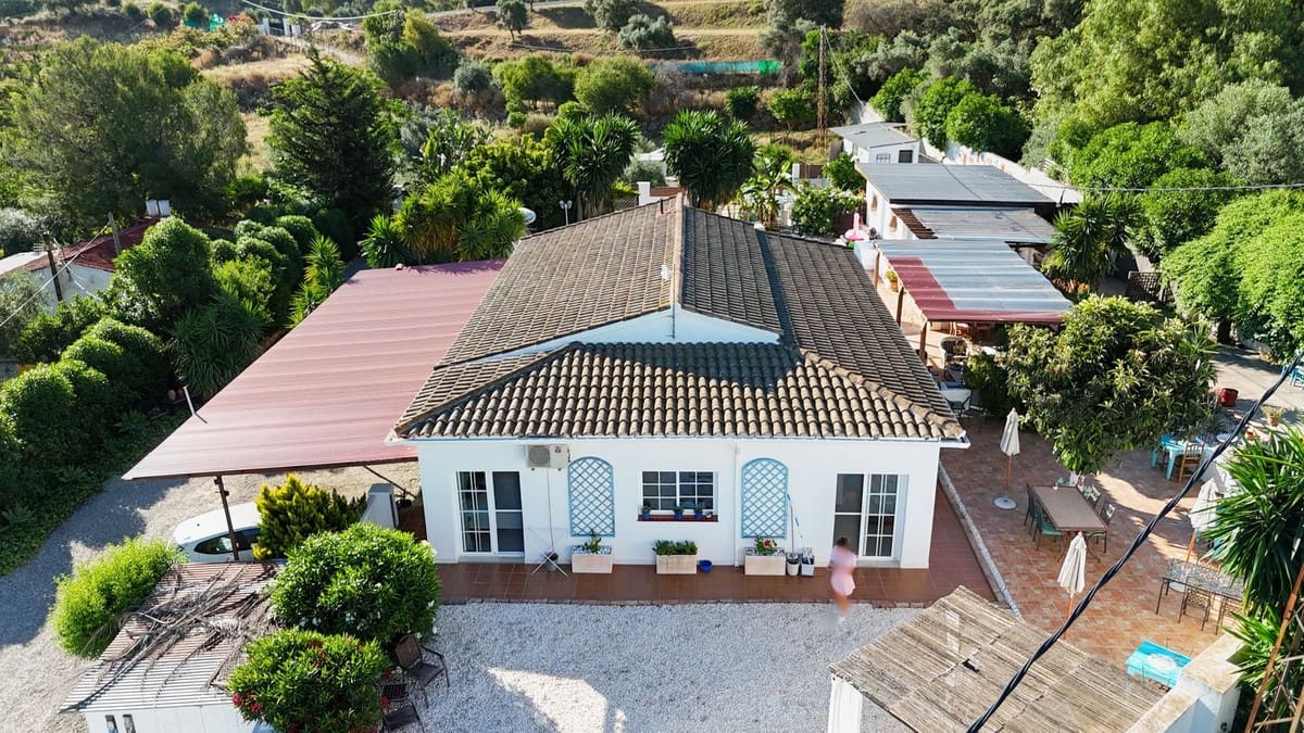 4 bedroom Villa for sale in Alhaurin el Grande with pool - € 750,000 (Ref: 9480258)