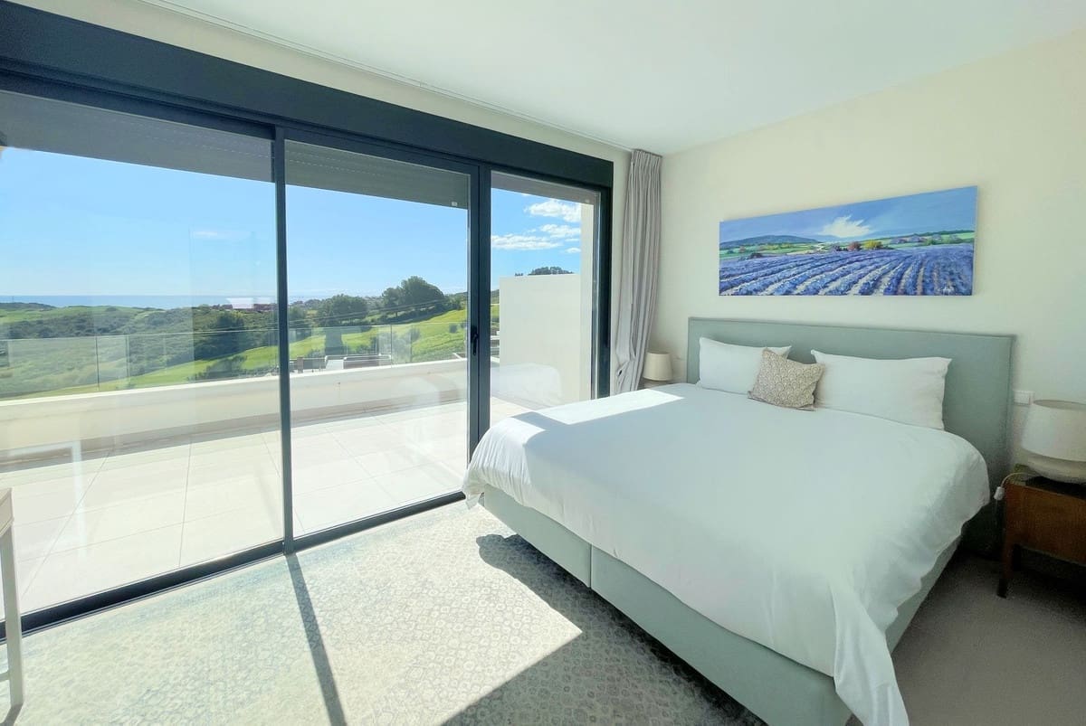 3 bedroom Penthouse for sale in Estepona with pool garage - € 755,000 (Ref: 9480263)