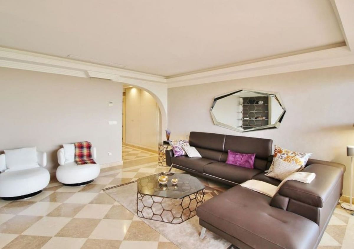 3 makuuhuone Huoneisto myytävänä paikassa Nueva Andalucia mukana uima-altaan - 756 000 € (Ref: 9480264)