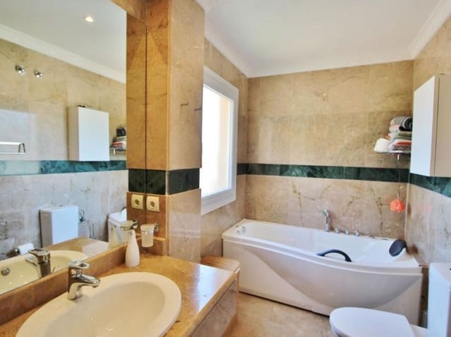 3 makuuhuone Huoneisto myytävänä paikassa La Dama de Noche - La Alzambra, Marbella mukana uima-altaan - 756 000 € (Ref: 9480264)