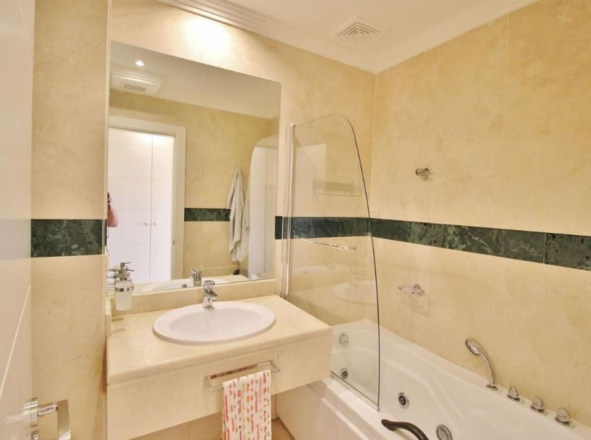 3 makuuhuone Huoneisto myytävänä paikassa Nueva Andalucia mukana uima-altaan - 756 000 € (Ref: 9480264)