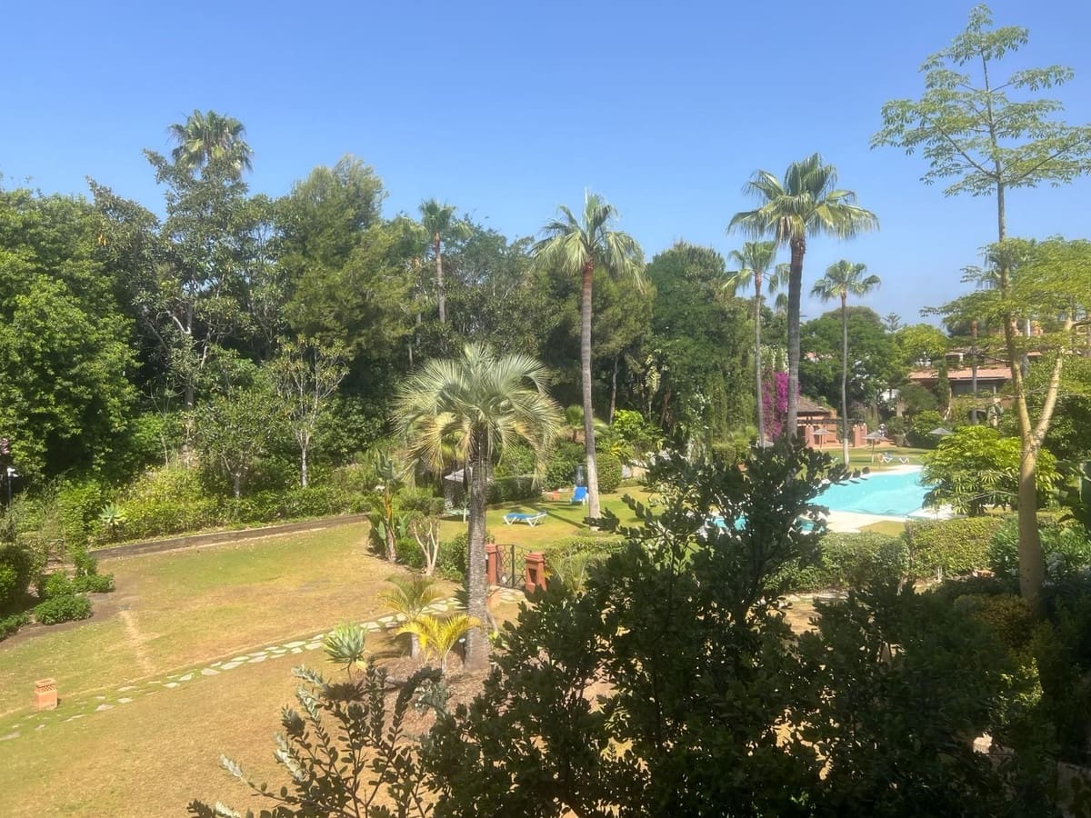 Apartamento de 3 habitaciones en Guadalmina en venta con piscina - 770.000 € (Ref: 9480274)