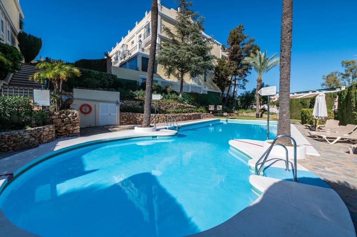 3 soverom Penthouse til salgs i Nueva Andalucia med svømmebasseng - € 770 000 (Ref: 9480275)