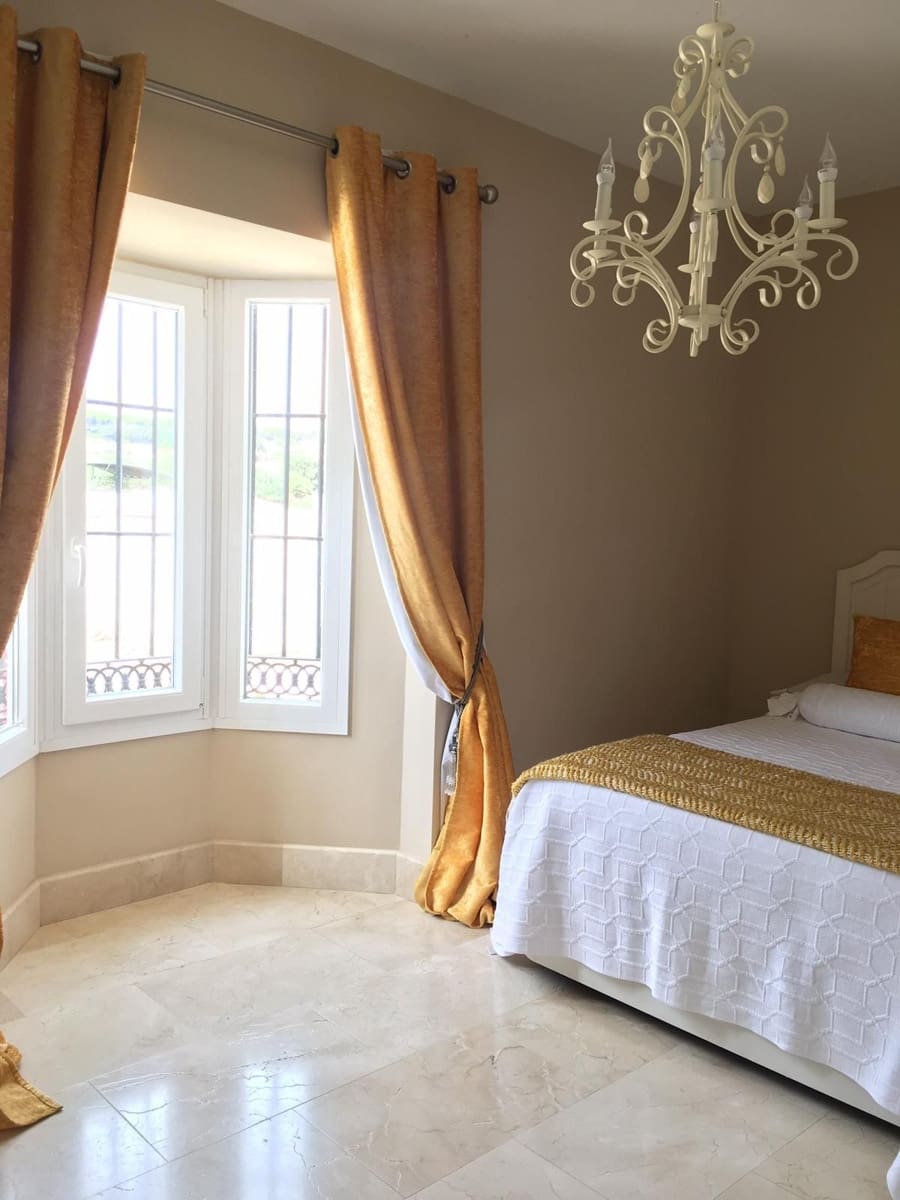 5 soveværelse Villa til salg i San Roque med swimmingpool - € 780.000 (Ref: 9480284)