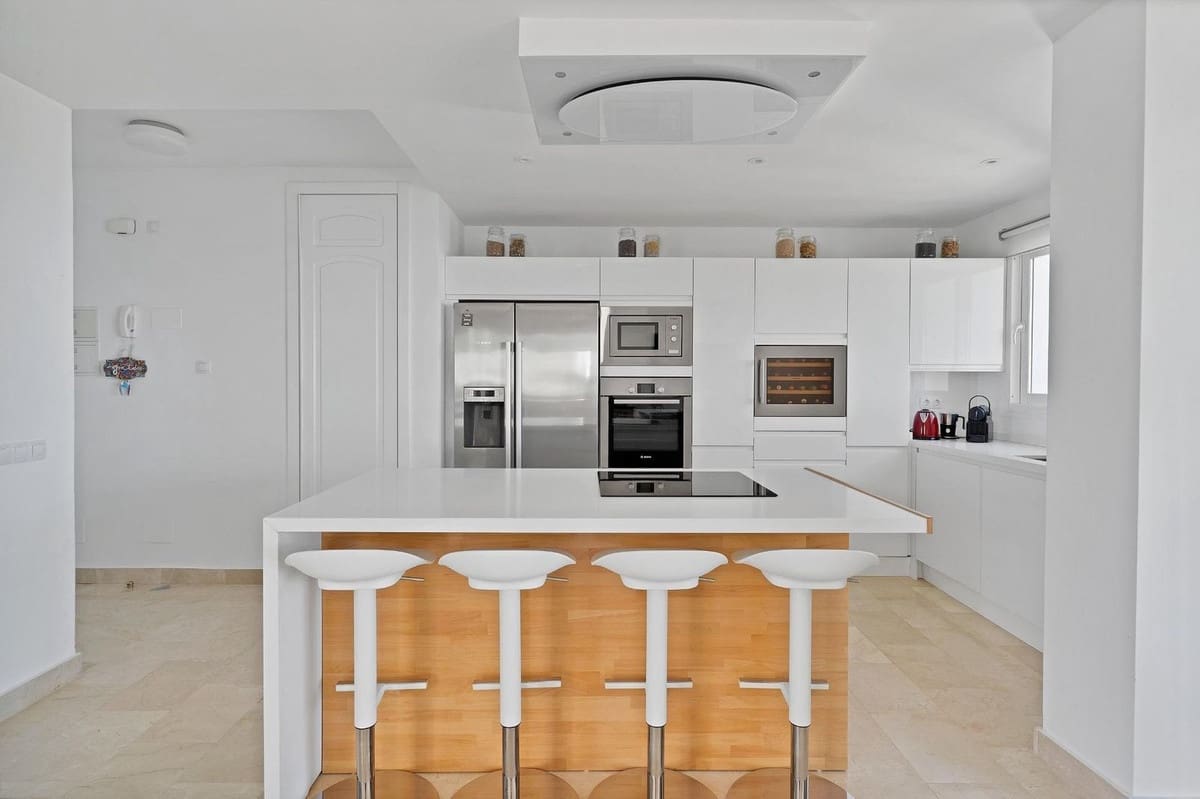 2 bedroom Penthouse for sale in Calahonda with pool garage - € 795,000 (Ref: 9480300)