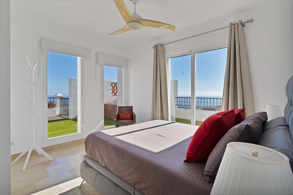 2 bedroom Penthouse for sale in Calahonda with pool garage - € 795,000 (Ref: 9480300)