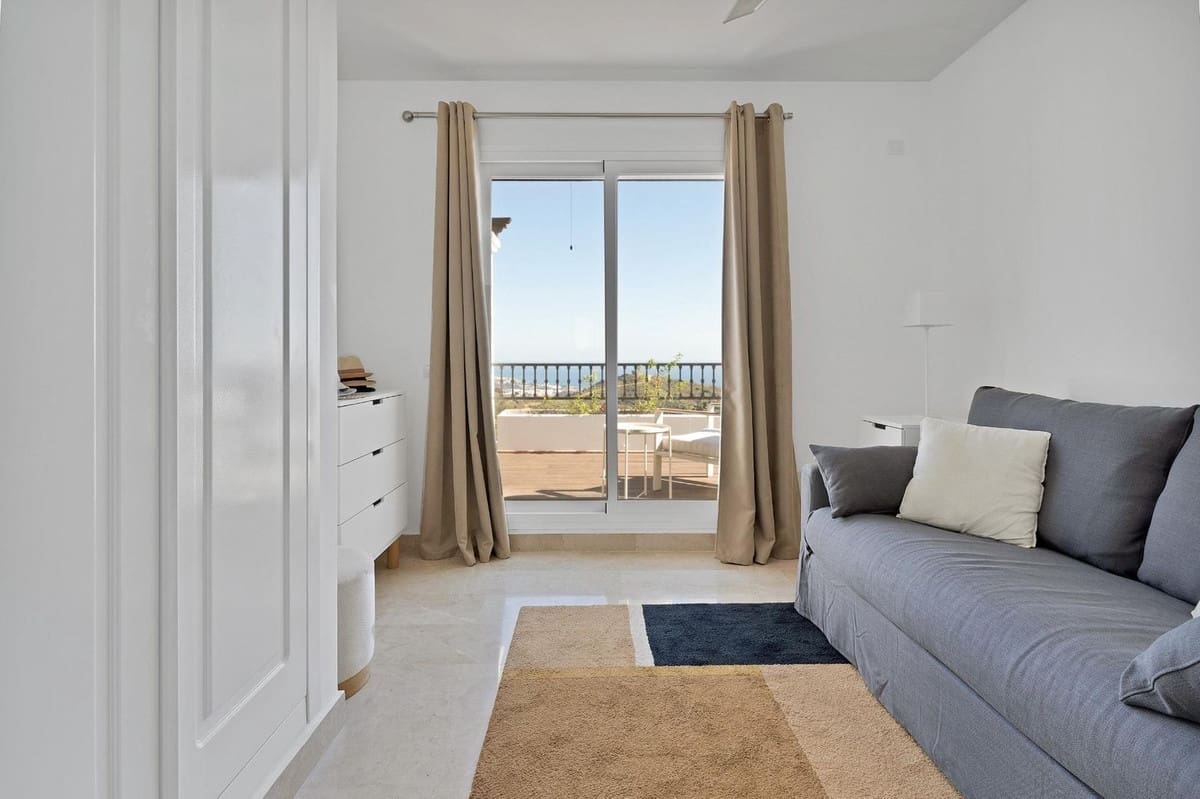 2 bedroom Penthouse for sale in Calahonda with pool garage - € 795,000 (Ref: 9480300)