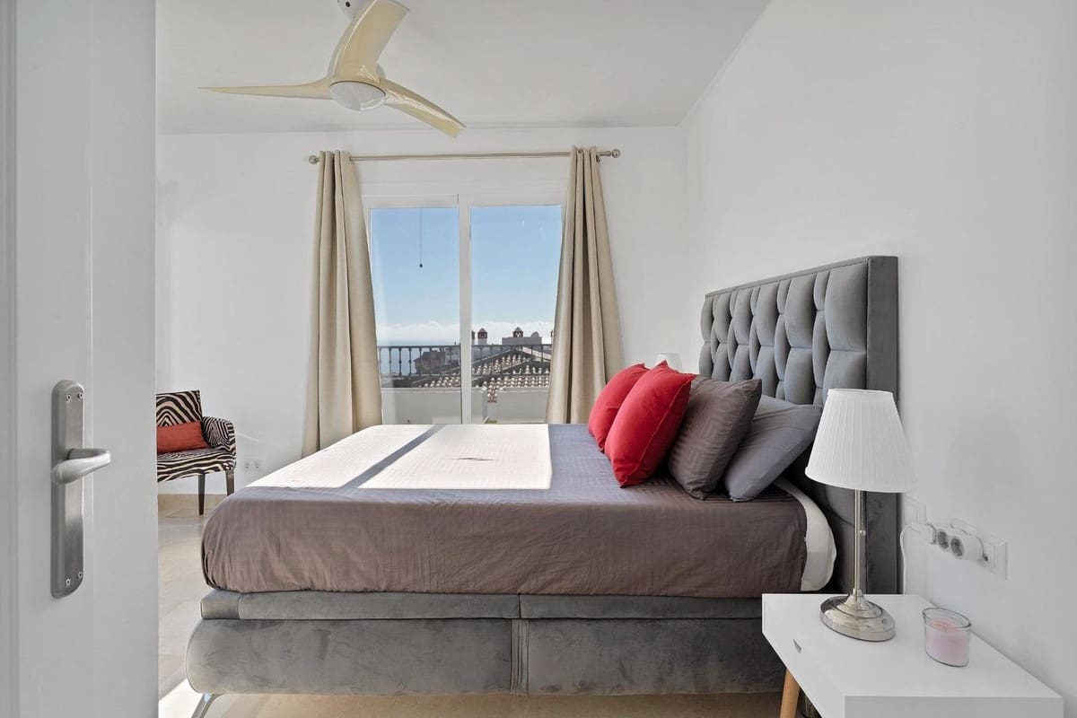 2 bedroom Penthouse for sale in Calahonda with pool garage - € 795,000 (Ref: 9480300)