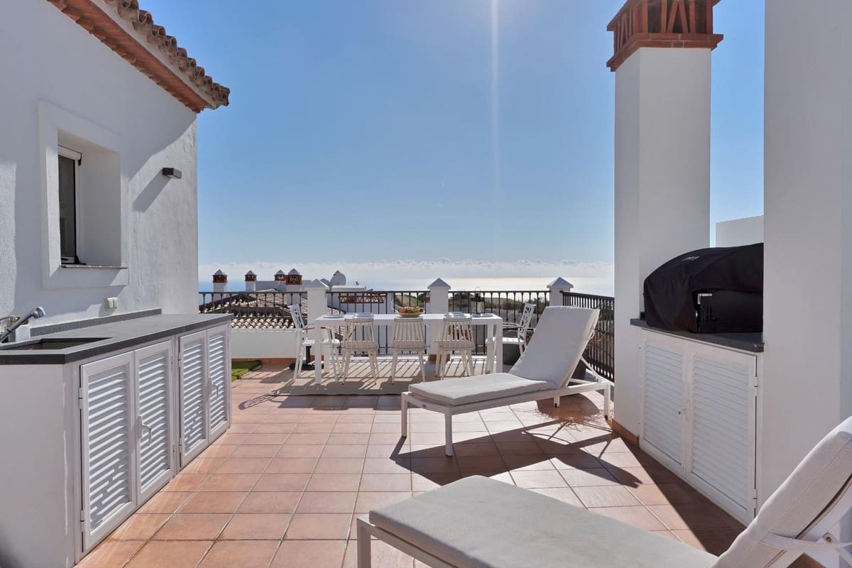 2 bedroom Penthouse for sale in Calahonda with pool garage - € 795,000 (Ref: 9480300)