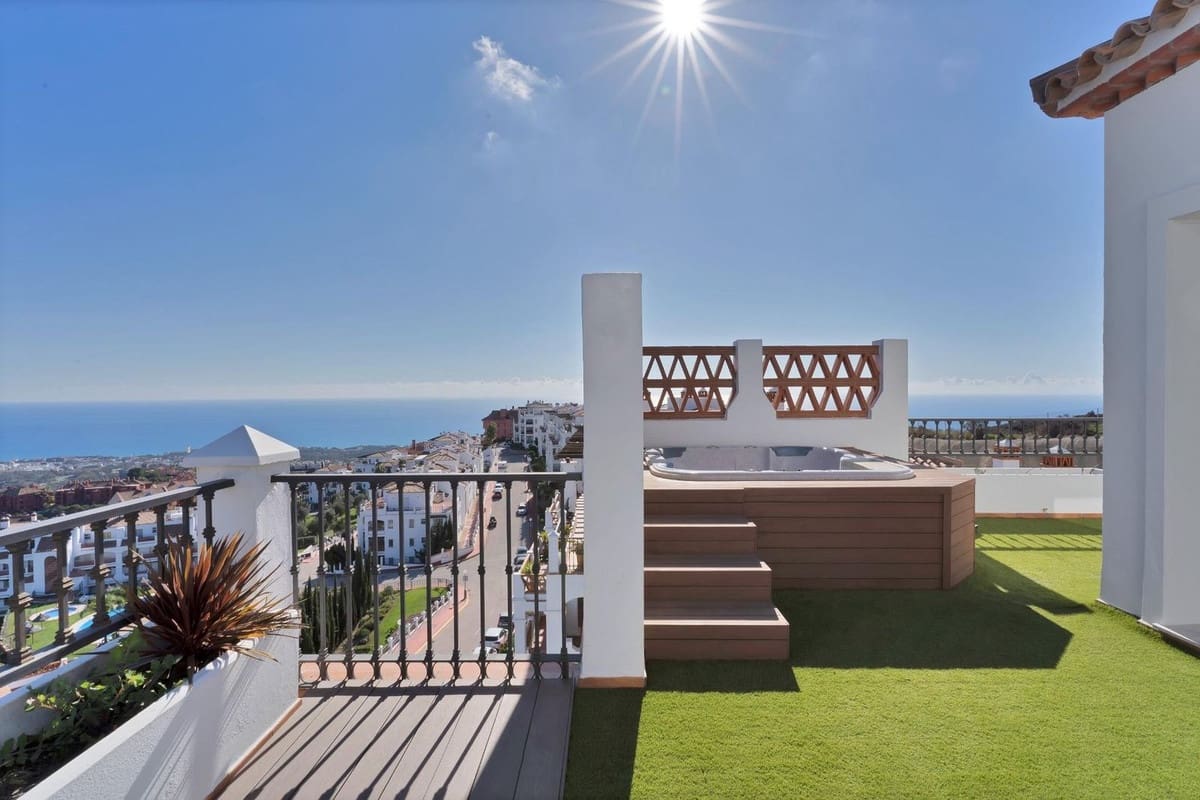 2 bedroom Penthouse for sale in Calahonda with pool garage - € 795,000 (Ref: 9480300)