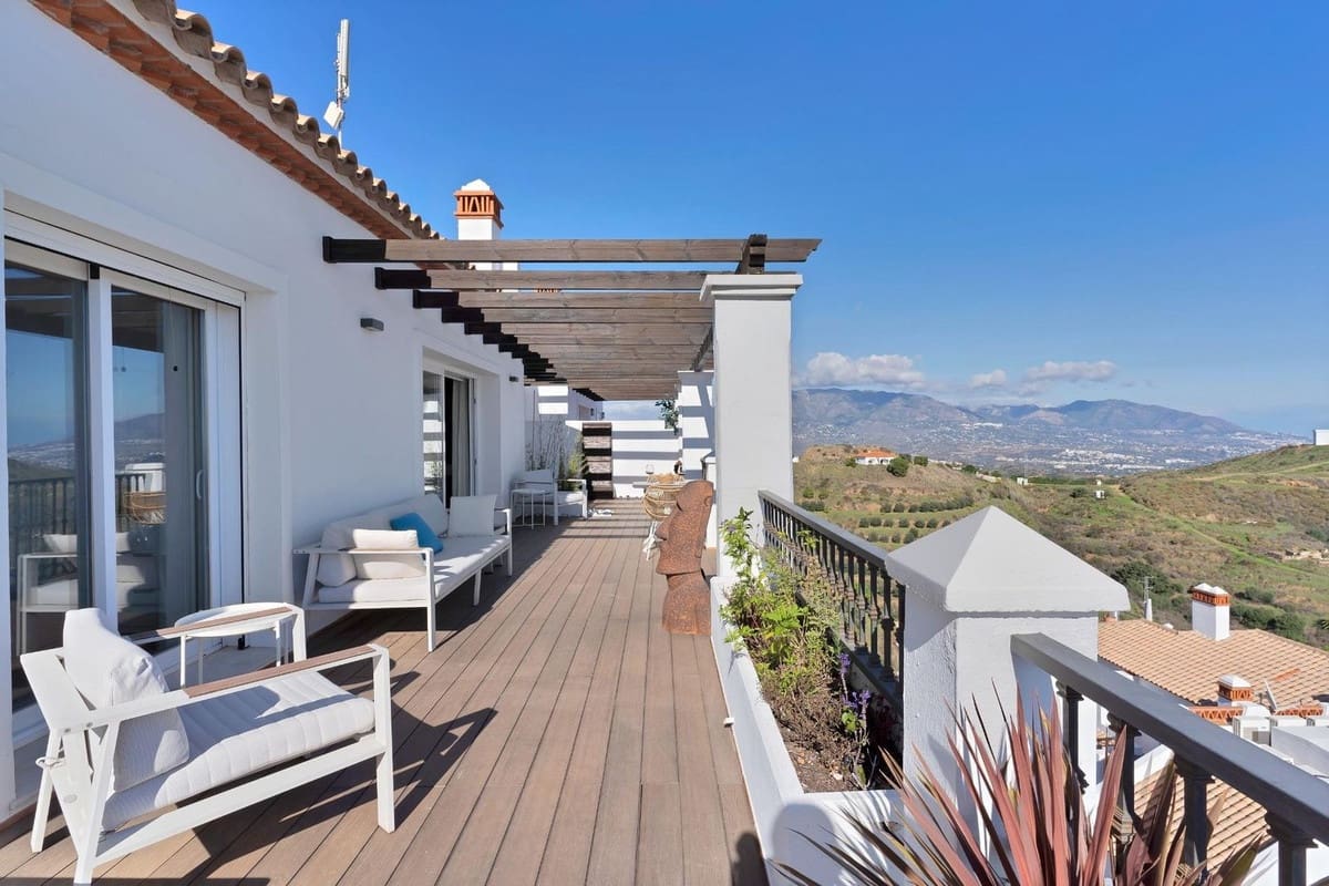 2 bedroom Penthouse for sale in Calahonda with pool garage - € 795,000 (Ref: 9480300)