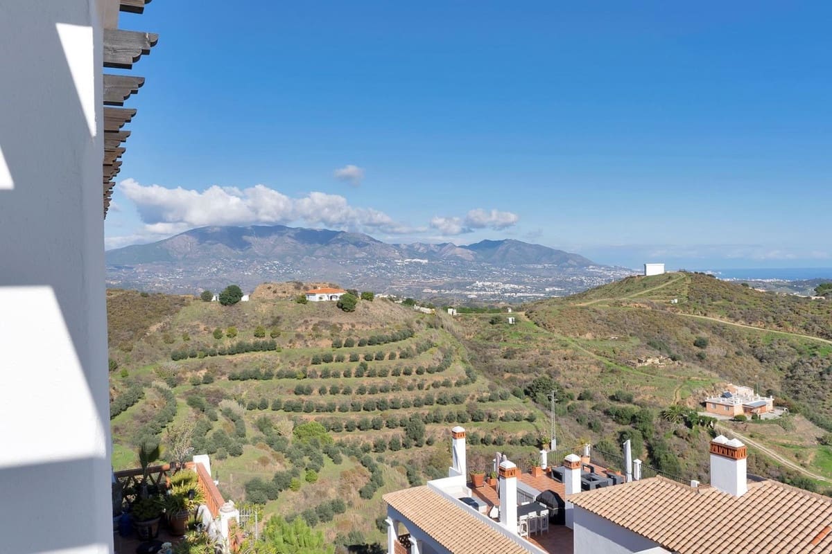 2 bedroom Penthouse for sale in Calahonda with pool garage - € 795,000 (Ref: 9480300)