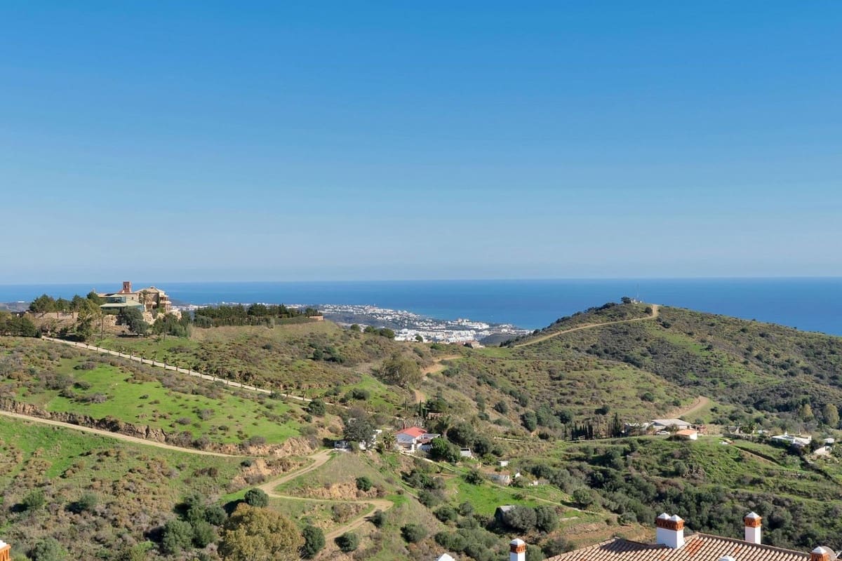 2 bedroom Penthouse for sale in Calahonda with pool garage - € 795,000 (Ref: 9480300)