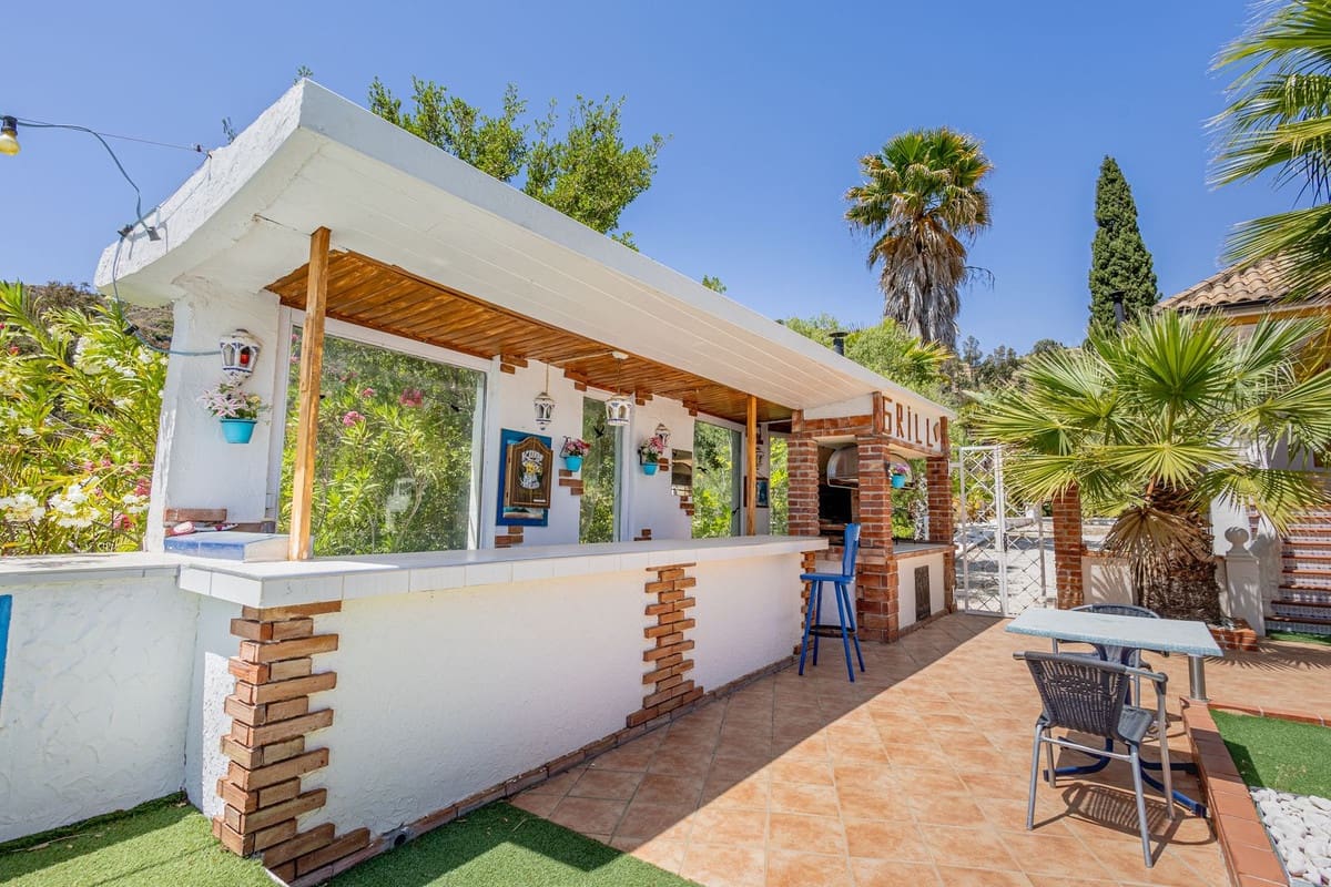 4 bedroom Villa for sale in Alhaurin el Grande with pool garage - € 795,000 (Ref: 9480305)