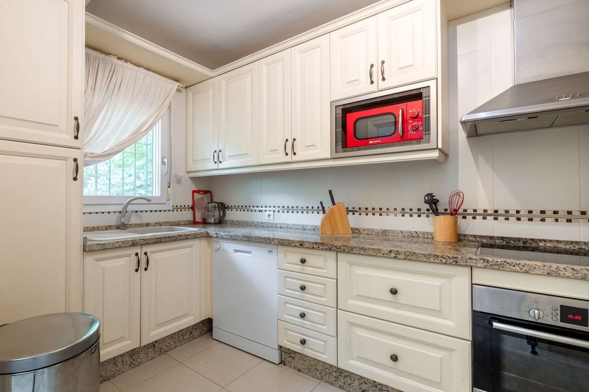 Casa de 4 habitaciones en Estepona en venta con piscina - 795.000 € (Ref: 9480307)