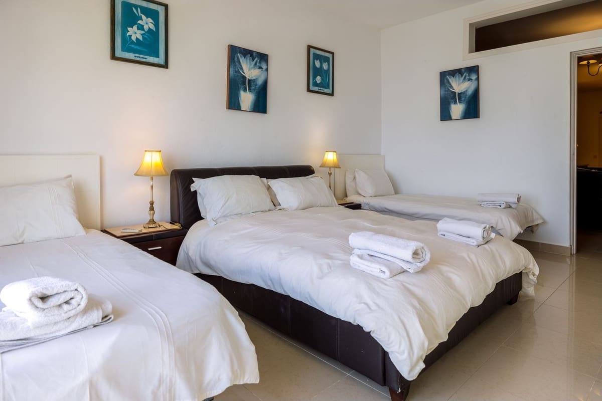 Casa de 4 habitaciones en Estepona en venta con piscina - 795.000 € (Ref: 9480307)