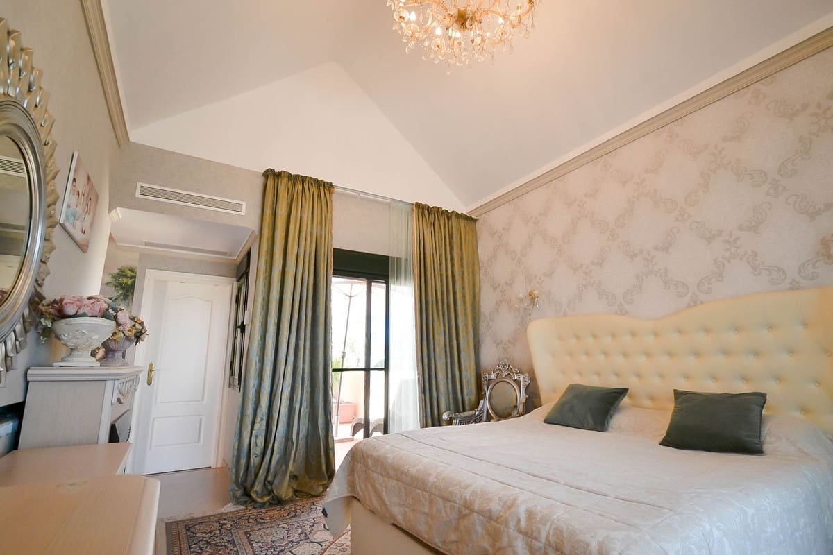 3 makuuhuone Kattohuoneisto myytävänä paikassa Estepona mukana uima-altaan - 800 000 € (Ref: 9480319)