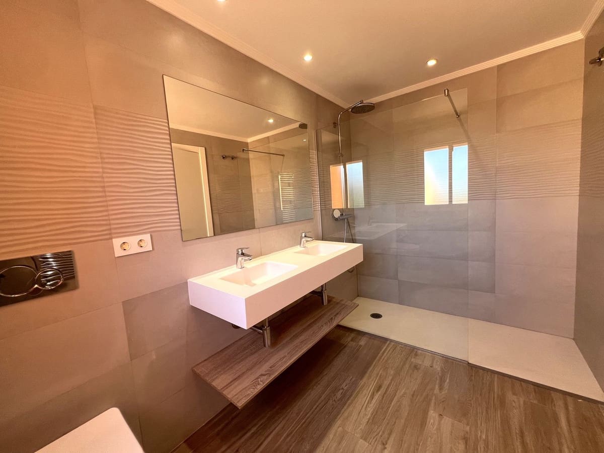 4 bedroom Townhouse for sale in Benahavis with pool - € 820,000 (Ref: 9480324)