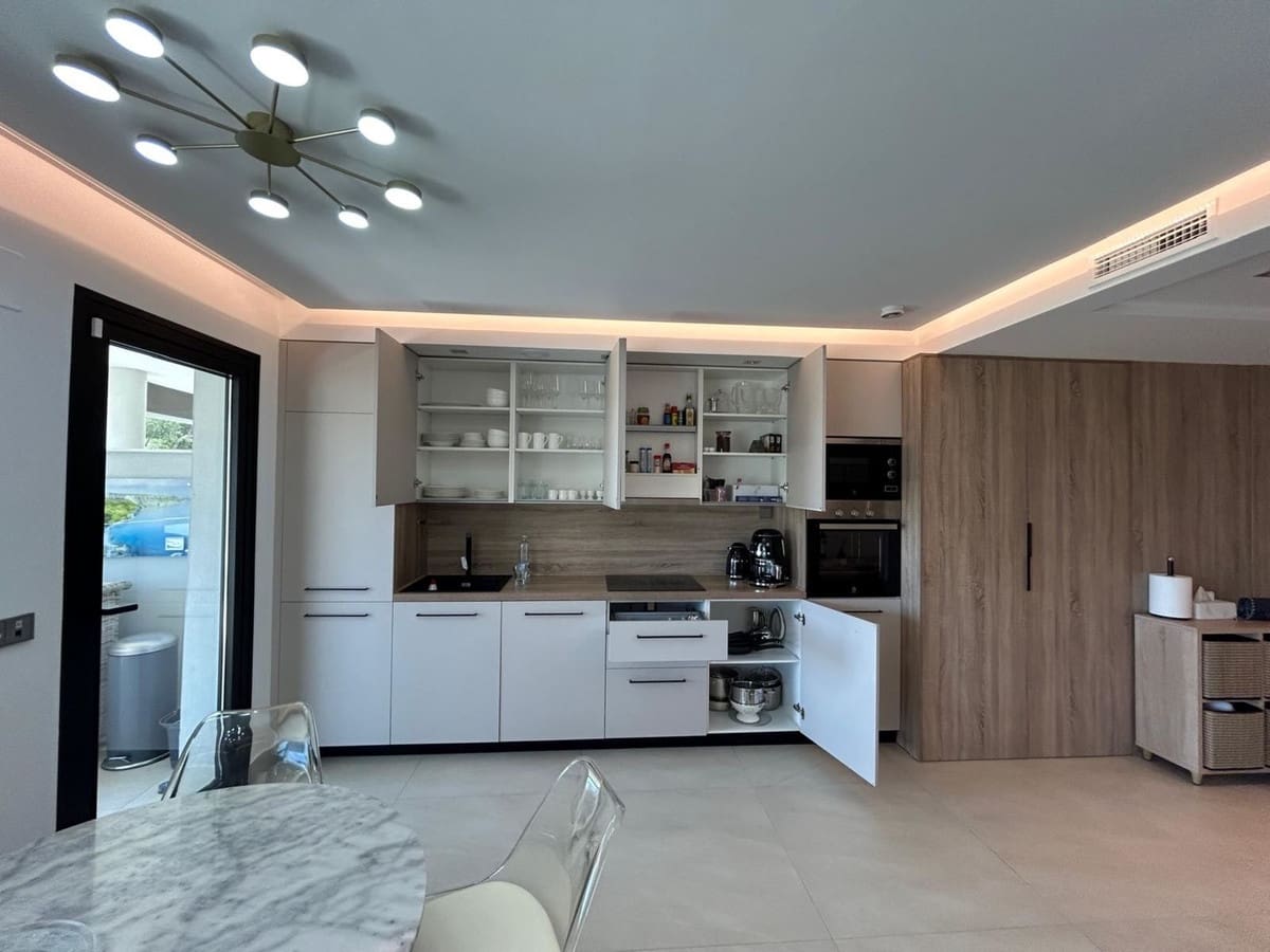 3 bedroom Apartment for sale in La Quinta with pool garage - € 825,000 (Ref: 9480327)