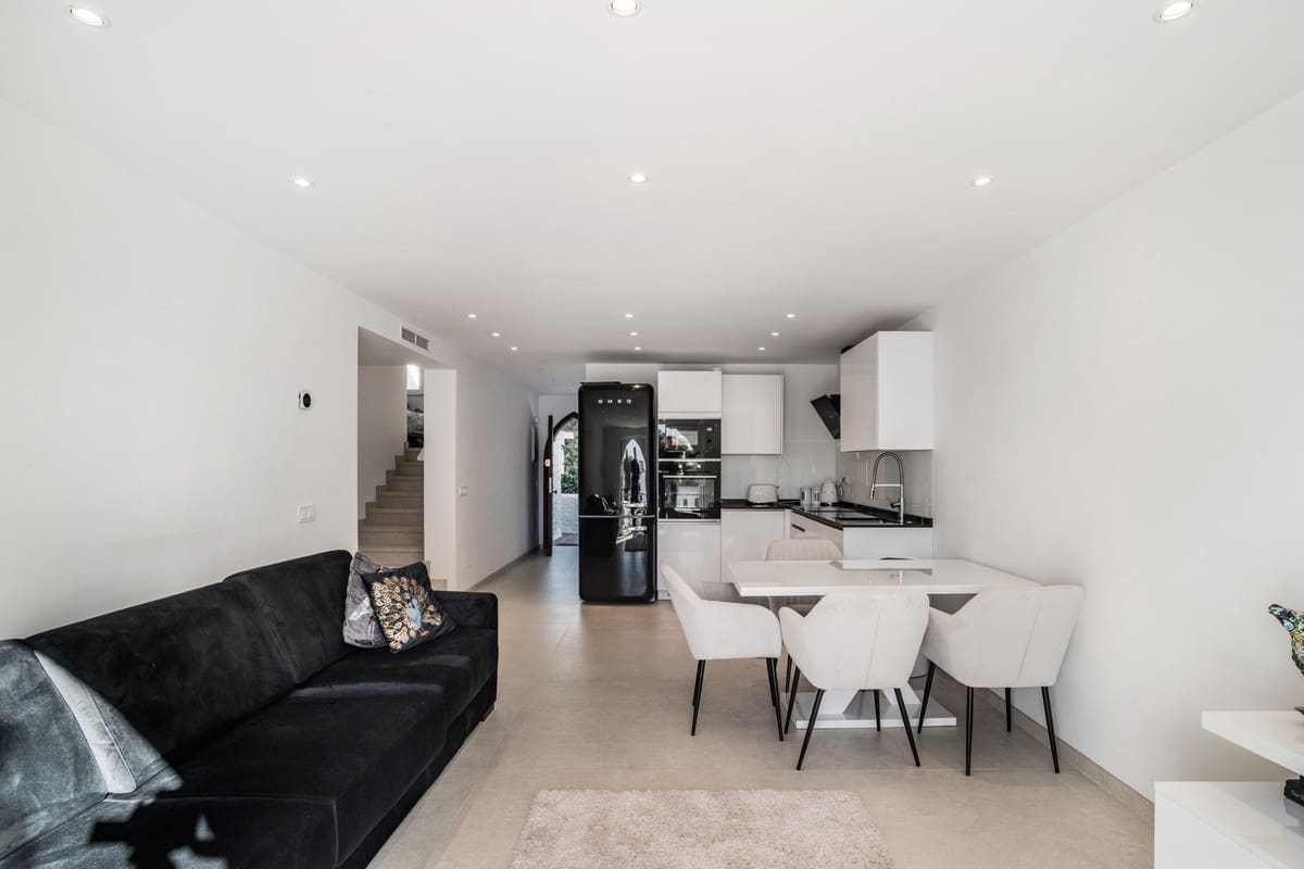 3 soveværelse Penthouse til salg i Nueva Andalucia med swimmingpool - € 825.000 (Ref: 9480328)