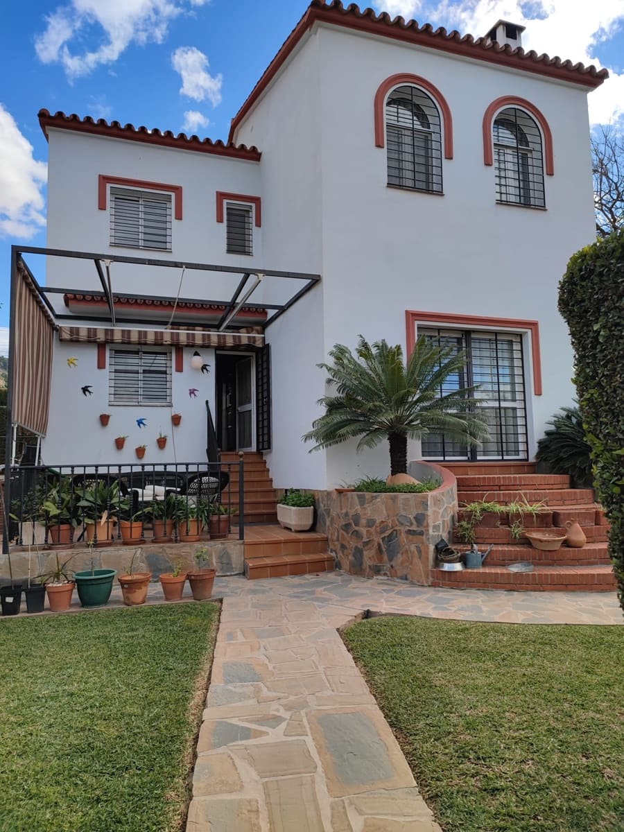 4 bedroom Villa for sale in Alhaurin de la Torre with pool - € 825,000 (Ref: 9480330)