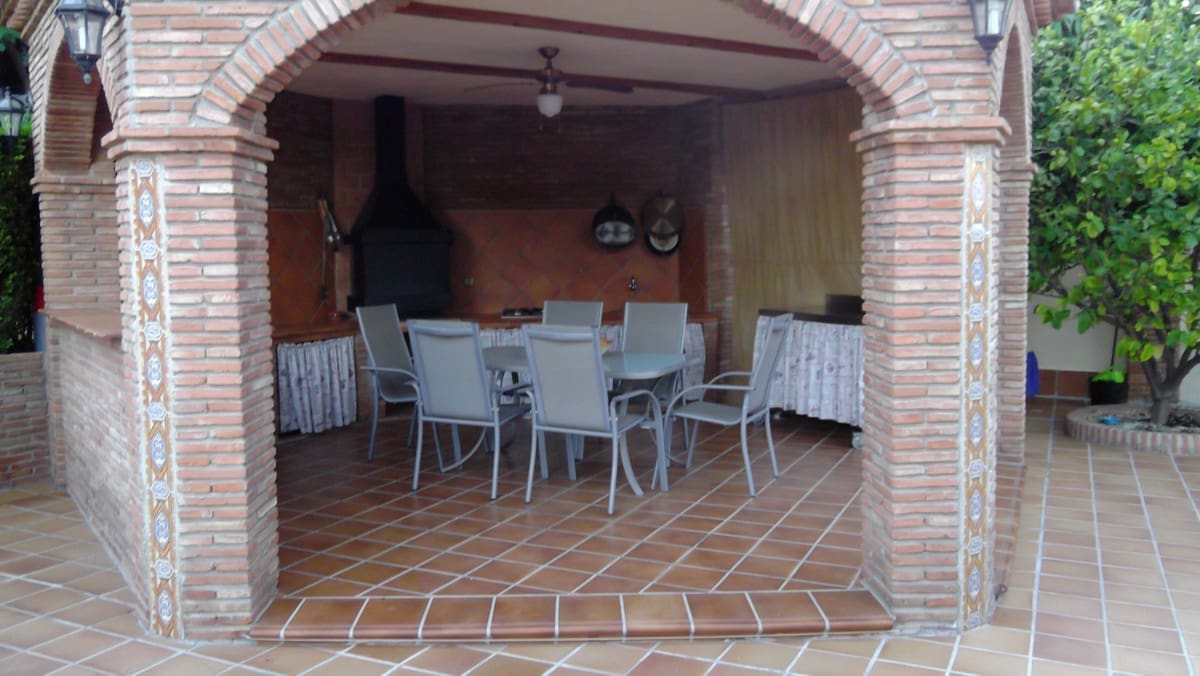 4 bedroom Villa for sale in Alhaurin de la Torre with pool - € 825,000 (Ref: 9480330)