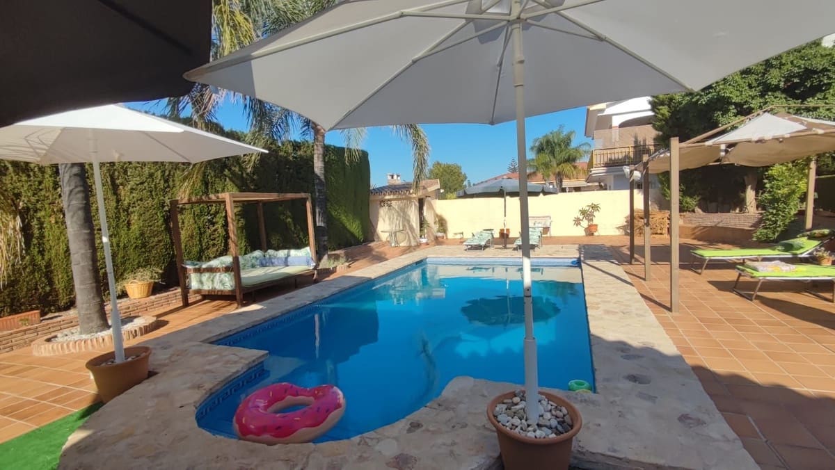 4 bedroom Villa for sale in Alhaurin de la Torre with pool - € 825,000 (Ref: 9480330)