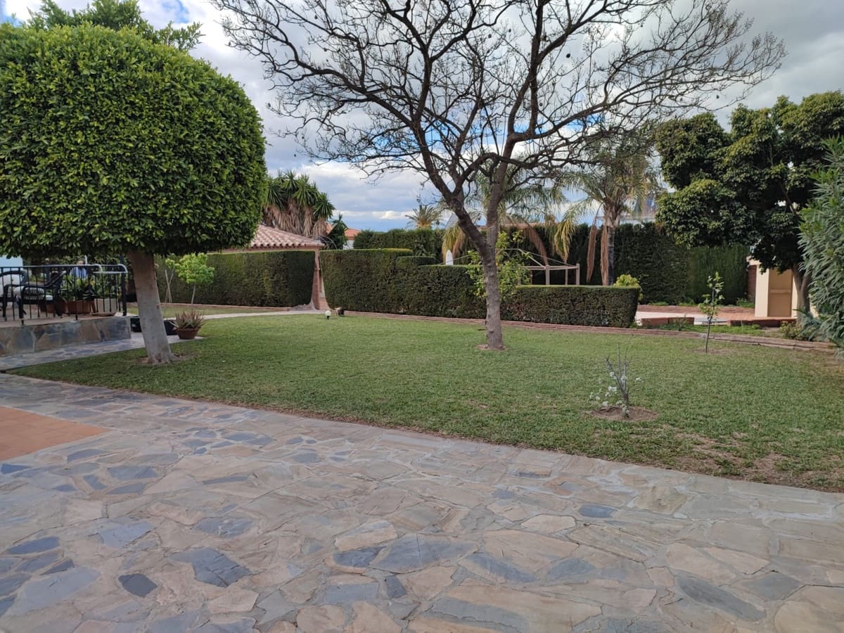 4 bedroom Villa for sale in Alhaurin de la Torre with pool - € 825,000 (Ref: 9480330)