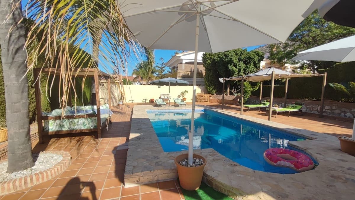 4 bedroom Villa for sale in Alhaurin de la Torre with pool - € 825,000 (Ref: 9480330)