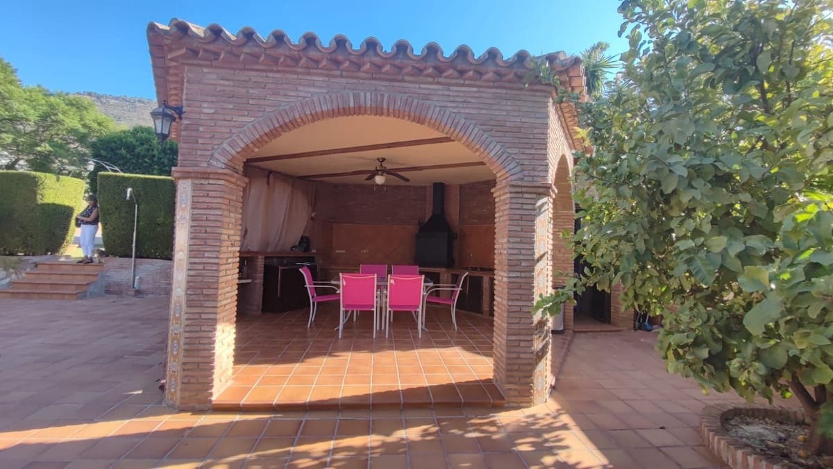 4 bedroom Villa for sale in Alhaurin de la Torre with pool - € 825,000 (Ref: 9480330)