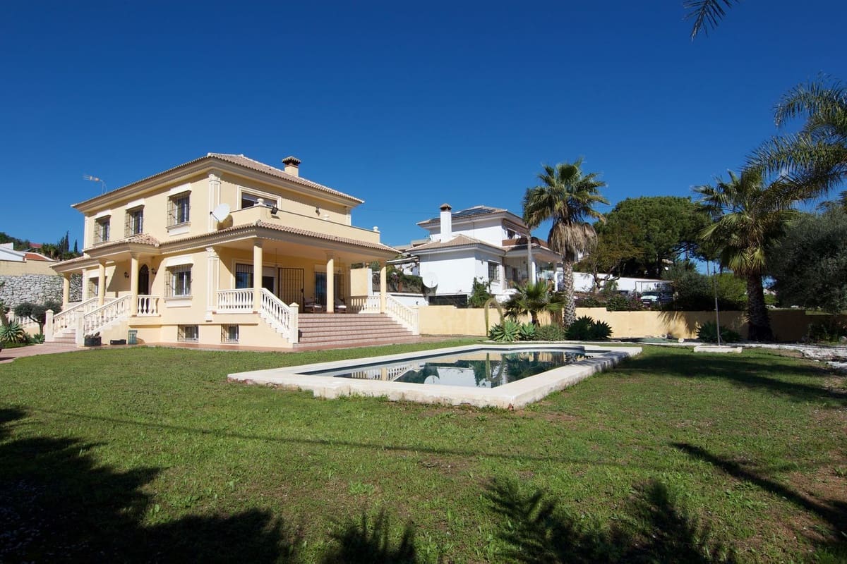 4 bedroom Villa for sale in Alhaurin de la Torre with pool garage - € 830,000 (Ref: 9480335)