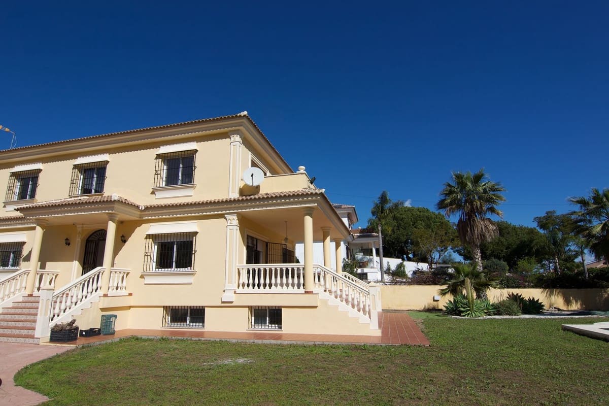 4 bedroom Villa for sale in Alhaurin de la Torre with pool garage - € 830,000 (Ref: 9480335)