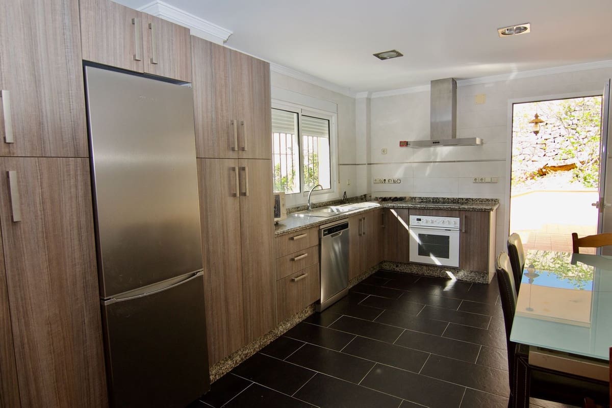 4 bedroom Villa for sale in Alhaurin de la Torre with pool garage - € 830,000 (Ref: 9480335)