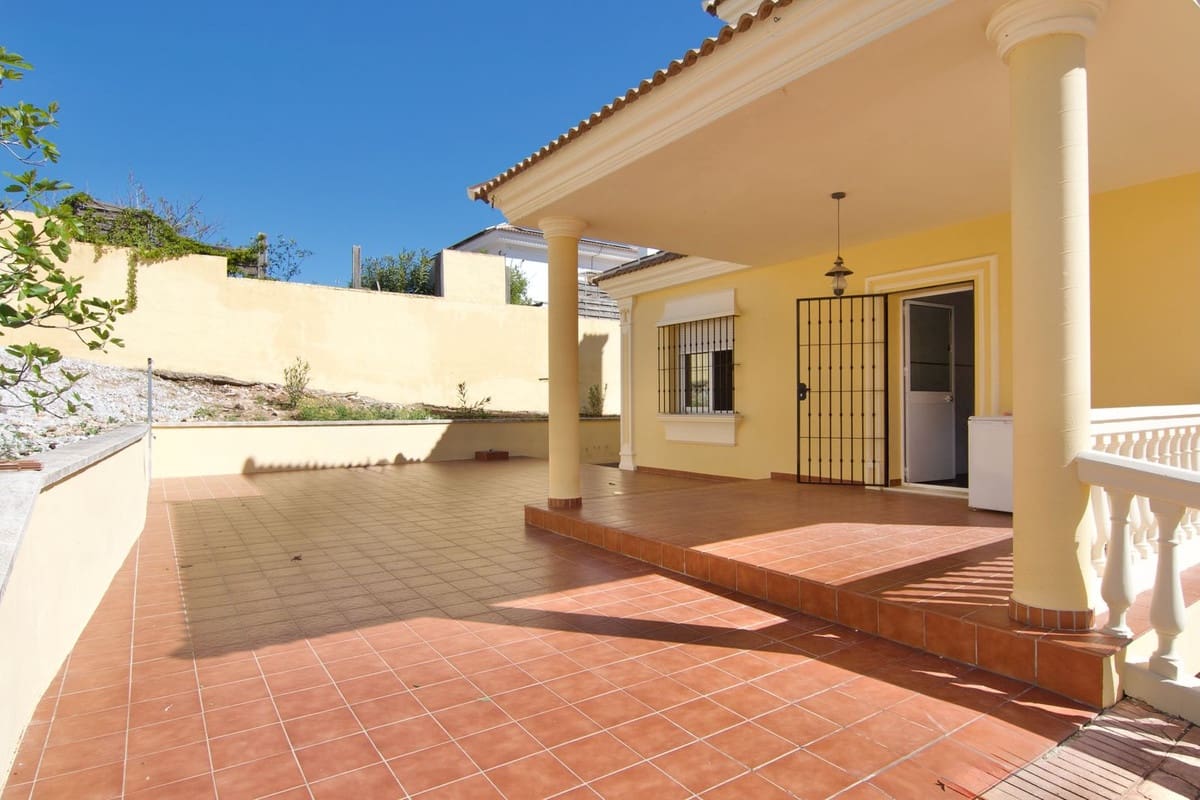 4 bedroom Villa for sale in Alhaurin de la Torre with pool garage - € 830,000 (Ref: 9480335)