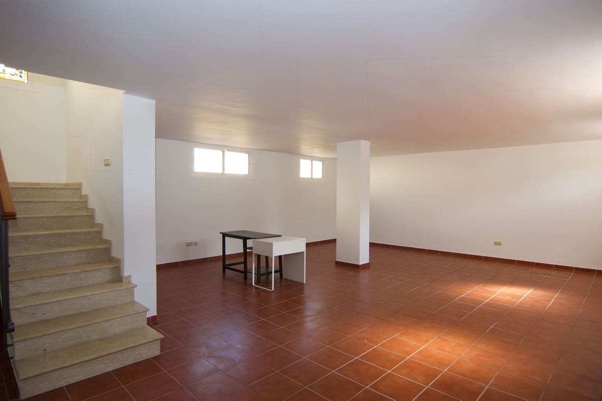 4 bedroom Villa for sale in Alhaurin de la Torre with pool garage - € 830,000 (Ref: 9480335)