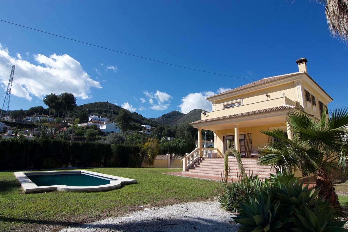4 bedroom Villa for sale in Alhaurin de la Torre with pool garage - € 830,000 (Ref: 9480335)