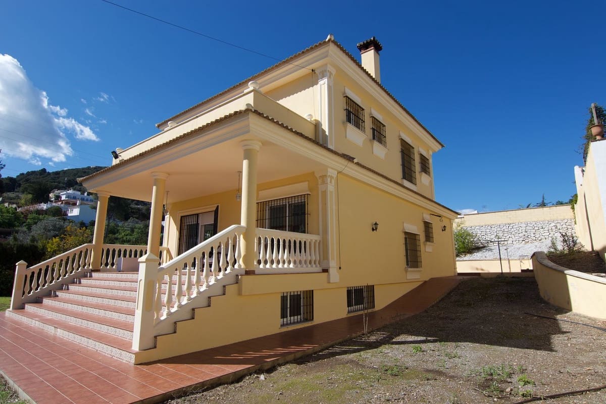 4 bedroom Villa for sale in Alhaurin de la Torre with pool garage - € 830,000 (Ref: 9480335)