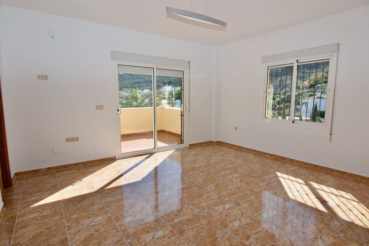 4 bedroom Villa for sale in Alhaurin de la Torre with pool garage - € 830,000 (Ref: 9480335)