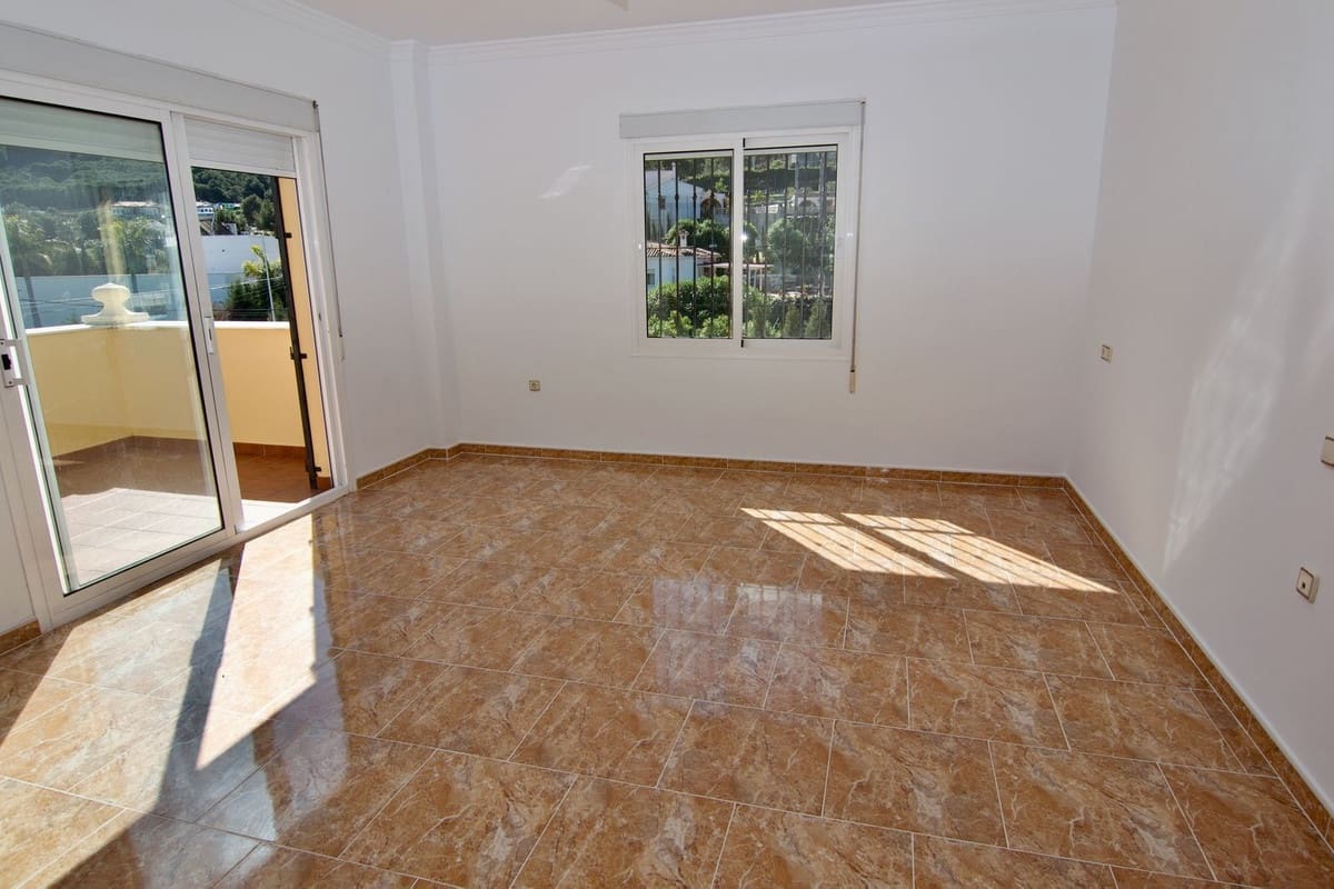 4 bedroom Villa for sale in Alhaurin de la Torre with pool garage - € 830,000 (Ref: 9480335)