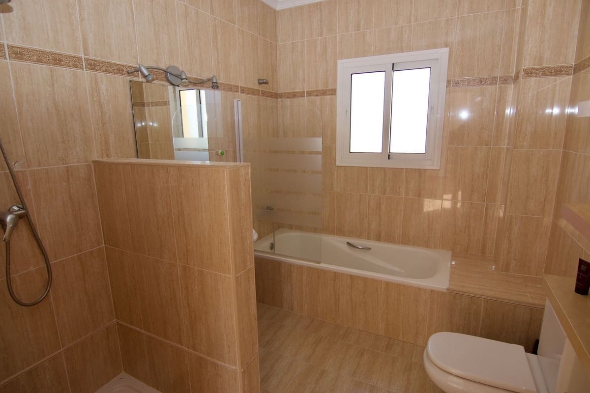 4 bedroom Villa for sale in Alhaurin de la Torre with pool garage - € 830,000 (Ref: 9480335)