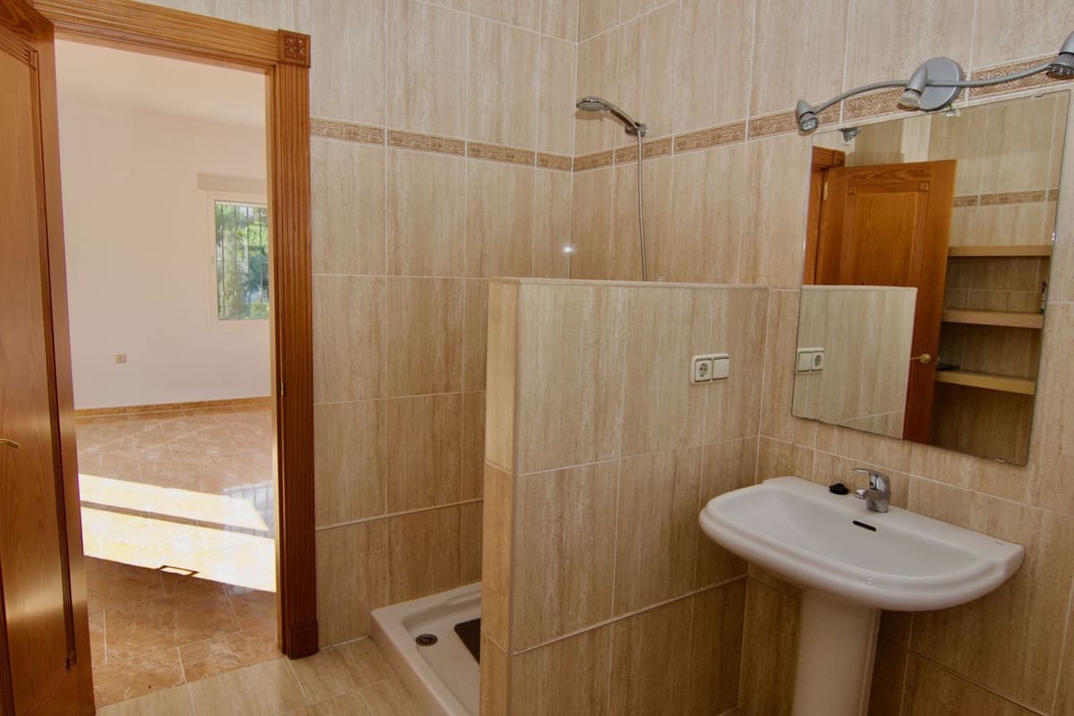 4 bedroom Villa for sale in Alhaurin de la Torre with pool garage - € 830,000 (Ref: 9480335)