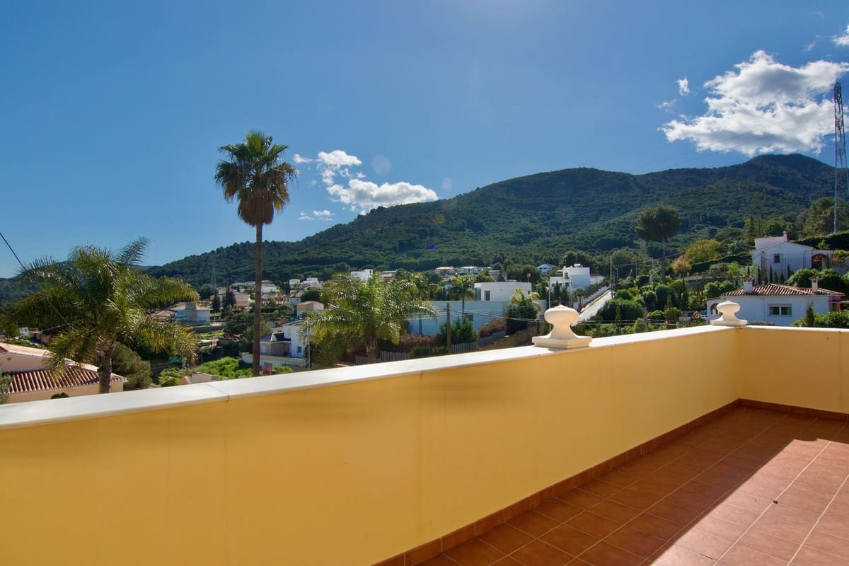 4 bedroom Villa for sale in Alhaurin de la Torre with pool garage - € 830,000 (Ref: 9480335)