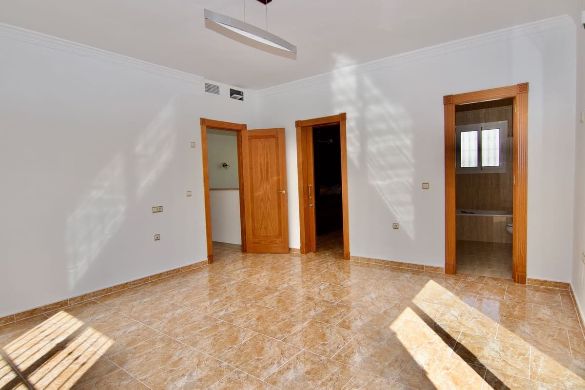 4 bedroom Villa for sale in Alhaurin de la Torre with pool garage - € 830,000 (Ref: 9480335)